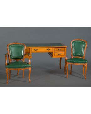445-Lote formado por escritorio. silla y butaca. Tapete y tapicería en cuero verde gofrado en oro.