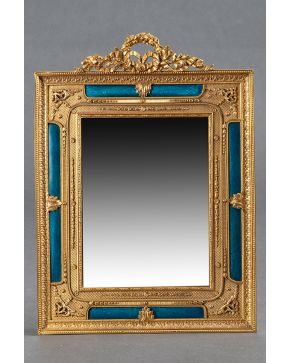 632-Elegante marco en bronce dorado y esmalte estilo Luis XVI. Francia s. XIX.