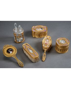 631-Juego de tocador en bronce dorado y esmaltes. Francia. s. XIX. Formado por dos cepillos. dos cajitas-joyero. espejo y perfumero con cuatro recipiente 