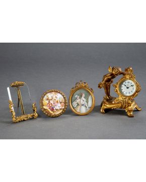 596-Reloj en bronce dorado estilo Luis XV. Con decoración de angelito.