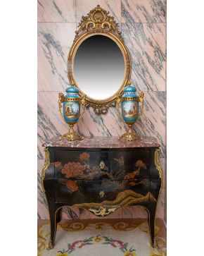 611-Elegante cómoda estilo Luis XV. Francia. s. XIX. En madera ebonizada con decoración de chinoisseries. Aplicaciones en bronce dorado y tapa en mármol g