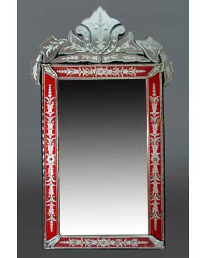 1068-Espejo rectangular en cristal veneciano en tono rojo e incoloro. Con decoraciones grabadas al ácido. Con desperfectos. 