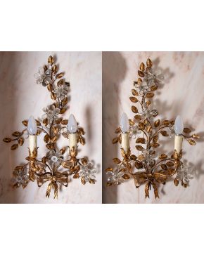 1067-Pareja de apliques en metal dorado con flores y hojas. estilo Maison Jansen. Francia s. c1960. 