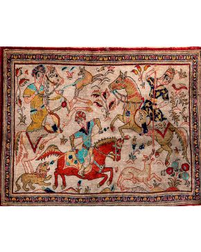 943-Alfombra oriental en lana y seda con escena de caza con personajes a caballo. sobre campo beige.