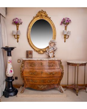 715-Espejo oval con marco en madera tallada y dorada con gran copete tallado. s. XIX. 