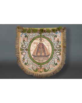 795-Capillo bordado en seda e hilos de plata con imagen de Virgen con Niño. trabajo español. s. XVII. Deterioros.