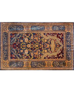 410-Alfombra persa en seda y lana con decoración vegetal. Con representación de árbol de la vida  y animales.