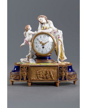 489-Reloj de sobremesa en porcelana esmaltada. Francia. s. XIX.