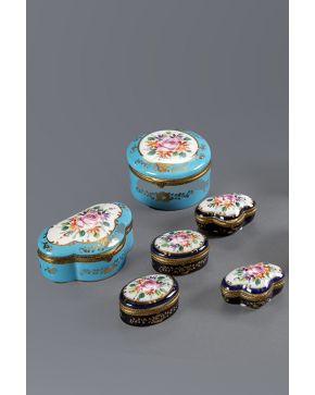 491-Lote de 6 cajitas en porcelana de Sévres. Decoración floral esmaltada. 