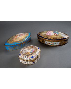643-Caja-joyero oval en porcelana esmaltada de Sévres. Decoración de escena galante en la tapa. Con detalles en dorado. Con marcas.