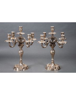 507-Pareja de candelabros en plata española punzonada con marcas de Montejo.