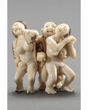 386-Figura erótica. Trio.