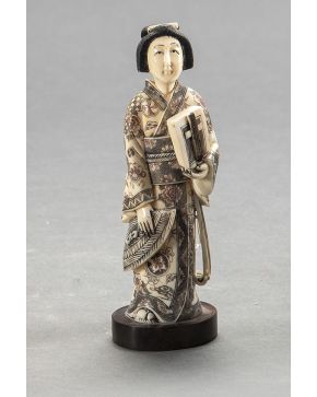 400-Figura oriental tallada en marfil de hipopótamo representando a Geisha.
