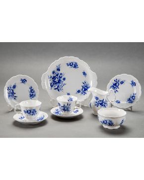1156-Juego de café y té en porcelana inglesa para 6 servicios con marcas de Royal Albert. Decoración esmaltada de flores en azul. Se compone de: 6 tazas.
