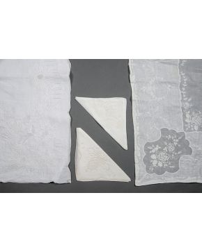 1139-Mantelería de hilo y lino blanco para 12 servicios con decoración bordada. Con 12 servilletas a juego.
