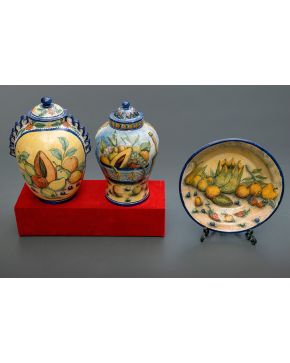 935-Lote en cerámica mexicana con marcas de Santa Rosa. México. Formado por: dos orzas con tapa y jofaina. Sobre peana en terciopelo rojo. 