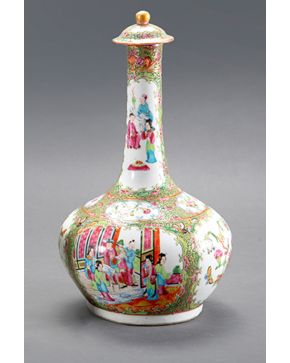 382-Jarrón de cuello largo en porcelana china Familia Rosa. trabajo cantonés. s. XIX.