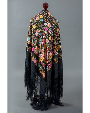 384-Mantón de Manila. 1ª mitad s. XX. En seda negra con aves. flores e insectos bordados en vivos colores.