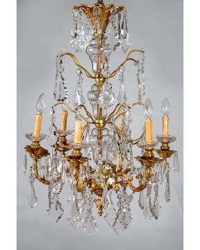 613-Lámpara de techo de 8 luces en bronce y cristal tallado y moldeado. Con platillos. hilos de cuentas y prismas en su color y amatista. Remate de esfera