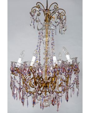 426-Lámpara de techo de 6 brazos de luz y 9 luces en bronce y cristal con decoración de prismas tallados de flores. hilos de cuentas y grandes pandelocas.