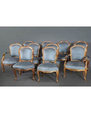 703-Elegante sillería estilo Luis XV compuesta por dos butacas y ocho sillas. s. XIX. 