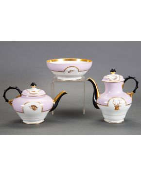 1132-Juego de café y té en porcelana europea color lila y blanco. Compuesto por: Cafetera. tetera y cuenco. Decorados con motivos de caza.