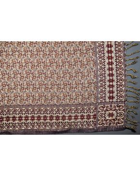 1154-Espectacular textil persa de doble cara con motivos paisley. En colores dorado. plateado y burdeos.
