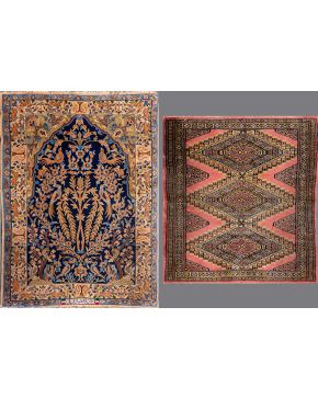 469-Lote de dos alfombras persas en lana. Una con representación del árbol de la vida sobre campo azul oscuro y la otra con motivos geométricos sobre camp