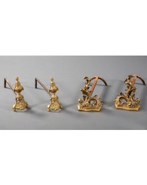 1102-Conjunto de cuatro morillos para chimenea en bronce dorado. Estilo Luis XVI y Luis XV. Decoración de copas y palmetas.