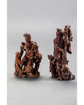 353-Pareja de figuras orientales de anciano sabio y cortesana con flor de loto en piedra de ágata. s. XIX.