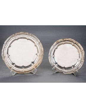 597-Pareja de salvillas en plata española punzonada con marcas de Vargas. s. XIX. Borde ondulado e ingleado y decoración de contatrio de perlas. Con patas