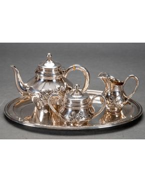 659-Lote en plata punzonada formado por juego de café en plata alemana punzonada: catetera. lechera. azucarero con decoracion cincelada de flores; y bande