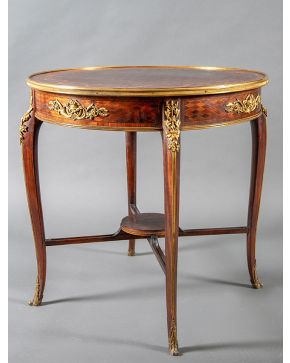 470-Mesa auxiliar en madera tallada con decoración de marquetería en maderas frutales. Aplicaciones de bronce dorado. 