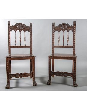 796-Lote de dos sillas en madera tallada estilo neorrenacimiento.