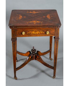 478-Elegante mesa de pañuelo en madera con decoración de marquetería de maderas frutales y teñidas. Patas unidas por chambrana rematada en copa. Tapete en