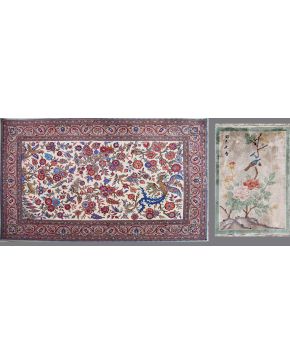 392-Lote formado por: alfombra persa con decoración de aves sobre fondo crema con cenefa y alfombra china en seda natural.