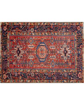 646-Antigua alfombra persa Azerbaijan. Decoración geométrica y vegetal sobre campo granate y cenefa en azul oscuro. 