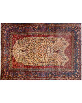 709-Antigua alfombra persa Tehran en lana. Con representación del árbol de la vida y  profusa decoración vegetal sobre campo beige y cenefas en tonos roji