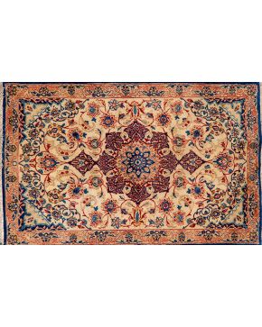 416-Pequeña alfombra persa Ispahan en lana y seda sobre campo beige. 