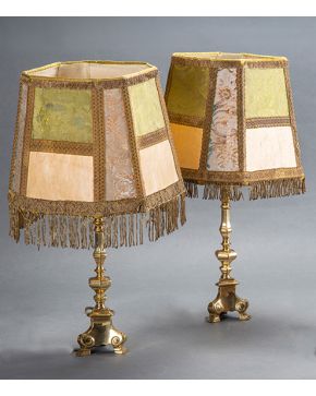 792-Pareja de lámparas realizadas a partir de dos hacheros en bronce. trabajo español s. XVI.