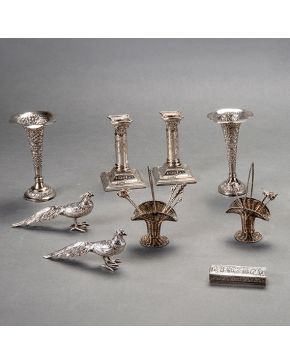 362-Lote de objetos de mesa en plata y plateado formado por: pareja de candeleros ingleses con decoración de guirnaldas. pareja de faisanes. pareja de flo