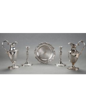 420-Lote formado por plato en plata con borde ondulado. pareja de jarras y pareja de candeleros en plateado.