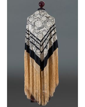 402-Antiguo mantón de Manila. ff. s. XIX. Fondo en seda negra. con bordados y flecadura en color marfil. Decoración de aves. dragones y animales fantástic