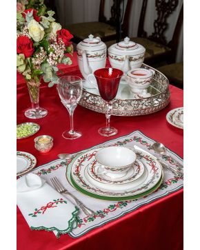 538-Elegante vajilla de Navidad en porcelana inglesa Royal Worcester. modelo Holly Ribbons. Con marcas. Se combina con juego de bajoplatos en porcelan