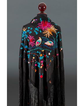 391-Mantón de Manila en seda negra con flores. aves e insectos bordados en vivos colores.