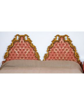 626-Pareja de decorativos cabeceros de cama en madera tallada y dorada. s. XIX. Con centro en tapicería capitoné. 