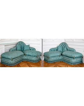 592-Elegante pareja de sofás esquineros tapizados en seda adamascada en azul.