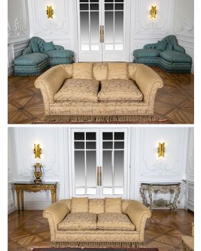 598-Pareja de sofás en tapicería adamascada en color crema. Flecaduras inferiores. 