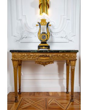 586-Reloj de sobremesa francés tipo lira. realizado en madera ebonizada y con monturas en bronce dorado. C. 1860.