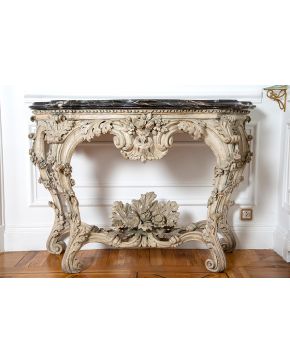 674-Elegante consola francesa estilo Luis XV realizada en madera tallada con motivos florales y rocallas. Pintada en blanco y con importante tapa de mármo